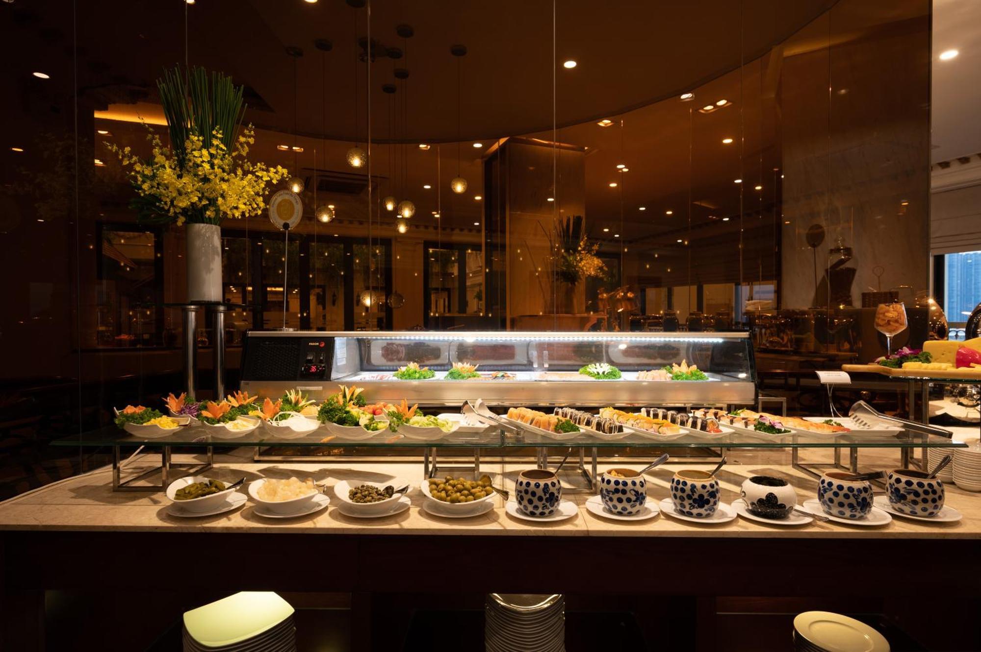 Hotel Majestic Saigon Ho Chi Minh City Bagian luar foto A buffet at a restaurant