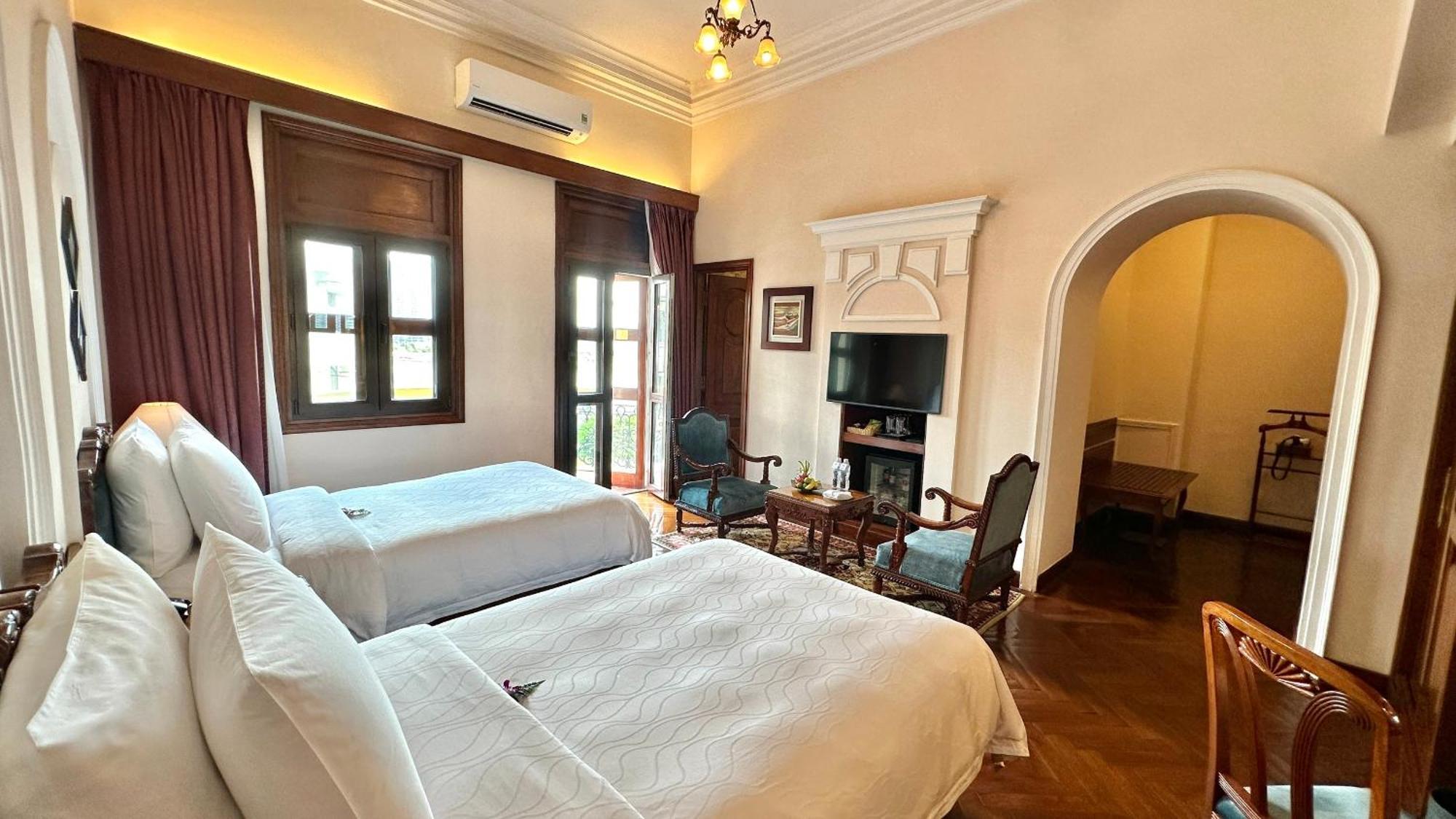 Hotel Majestic Saigon Ho Chi Minh City Bagian luar foto A room at the hotel