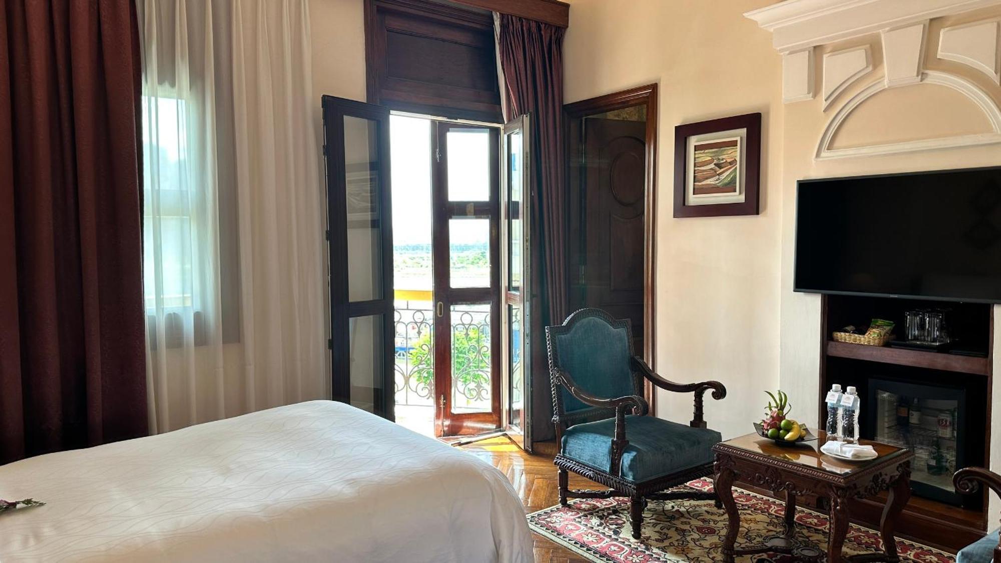 Hotel Majestic Saigon Ho Chi Minh City Bagian luar foto A room at the hotel